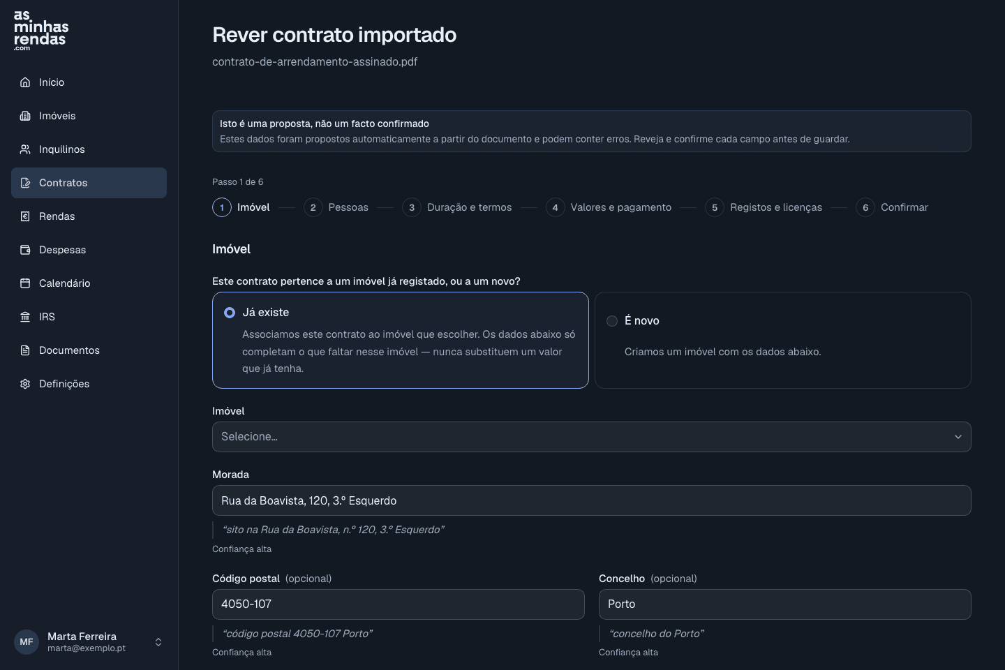 A revisão de um contrato lido, com o excerto do documento e a confiança por baixo de cada campo proposto.